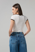 Camiseta college crema cuello redondo con contrastes