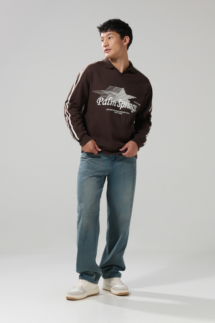 Buzo oversize cuello polo café con arte college