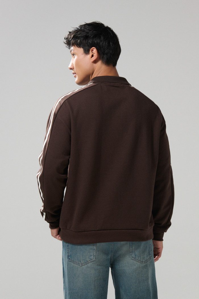 Buzo oversize cuello polo café con arte college