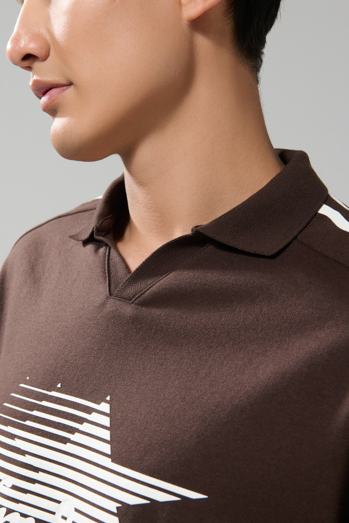 Buzo oversize cuello polo café con arte college