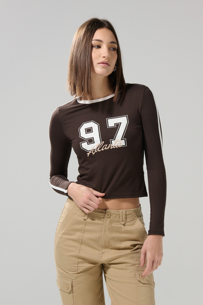 Camiseta manga larga café oscura con estampado college