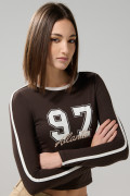Camiseta manga larga café oscura con estampado college