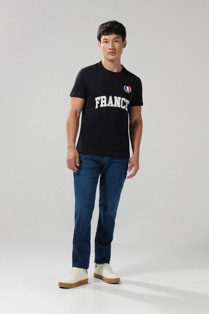 Camiseta en algodón ajustada negra con manga corta
