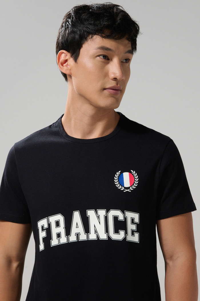 Camiseta en algodón ajustada negra con manga corta
