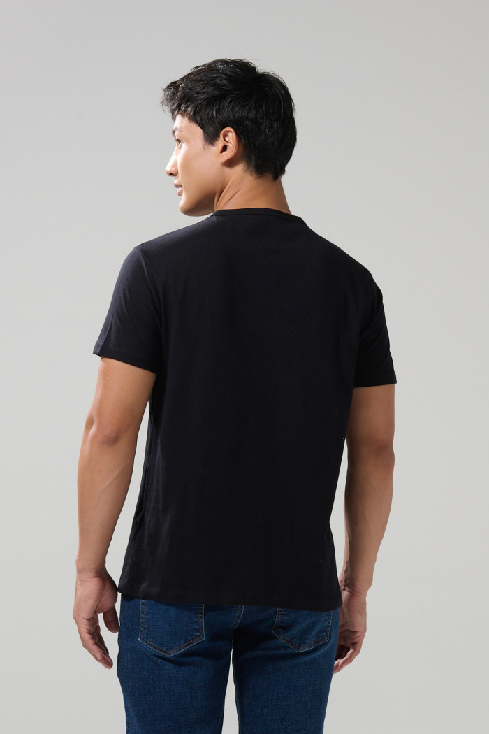 Camiseta en algodón ajustada negra con manga corta