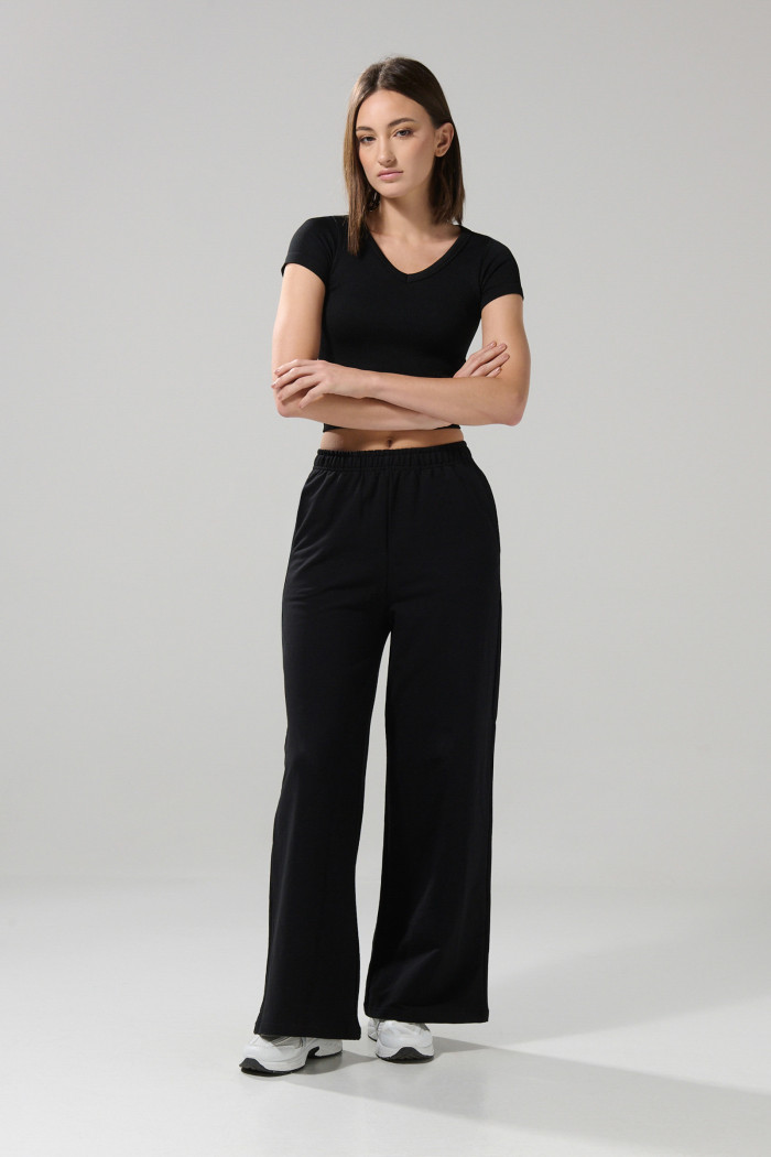 Camiseta ajustada crop top unicolor con cuello V