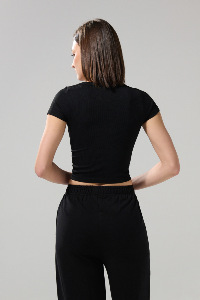 Camiseta ajustada crop top unicolor con cuello V