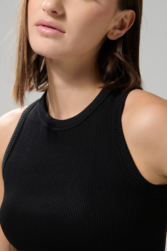 Camiseta crop top unicolor acanalada con manga sisa