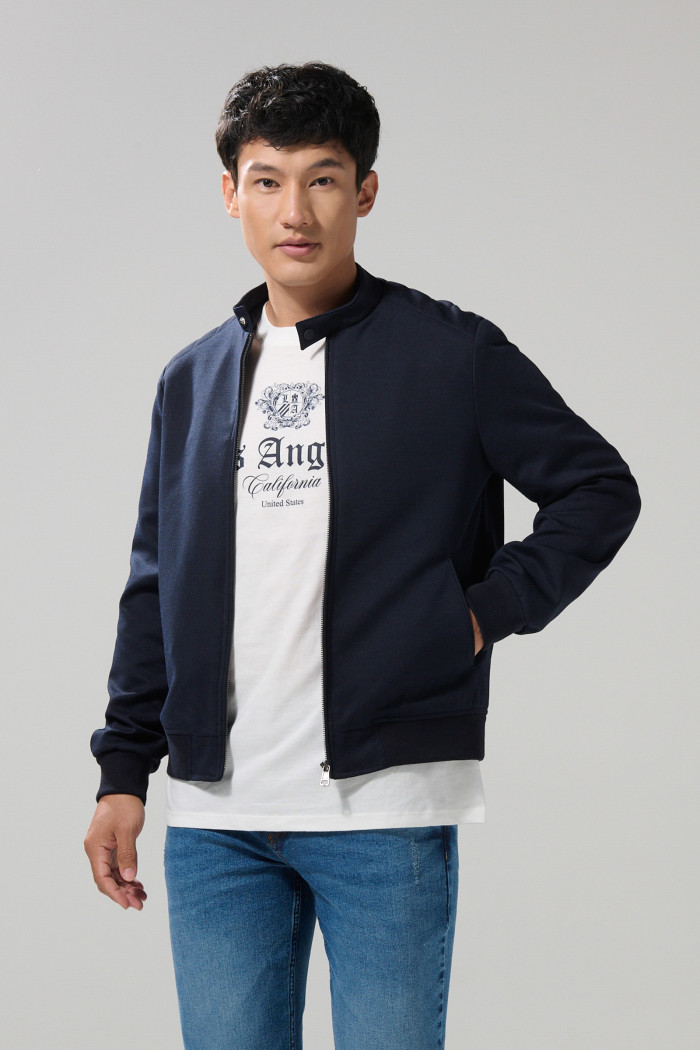 Chaqueta azul oscura bomber con cuello nerú
