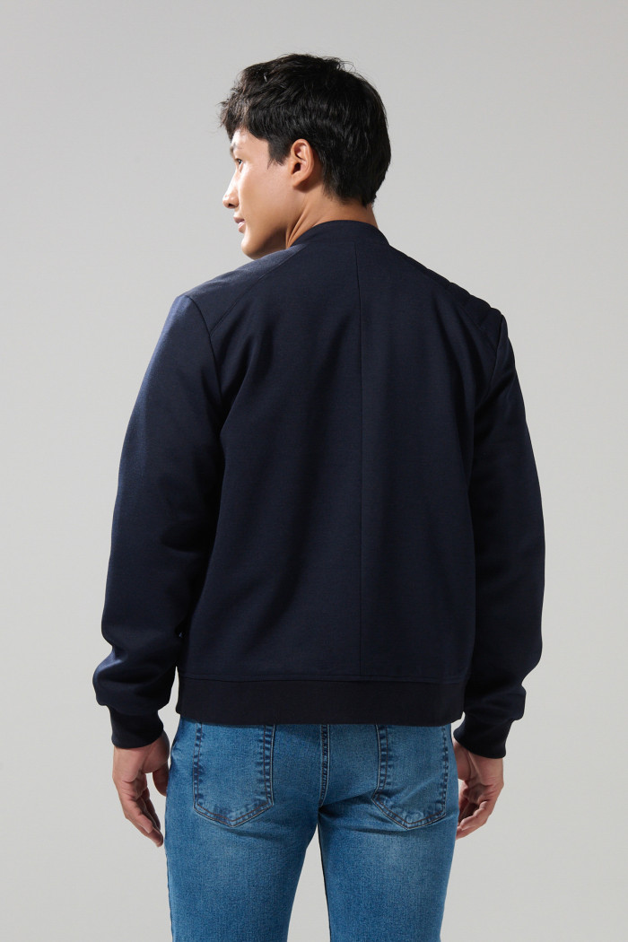 Chaqueta azul oscura bomber con cuello nerú