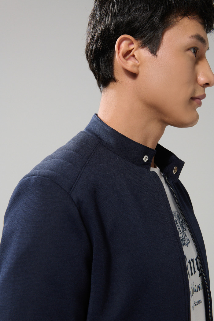 Chaqueta azul oscura bomber con cuello nerú