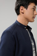 Chaqueta azul oscura bomber con cuello nerú