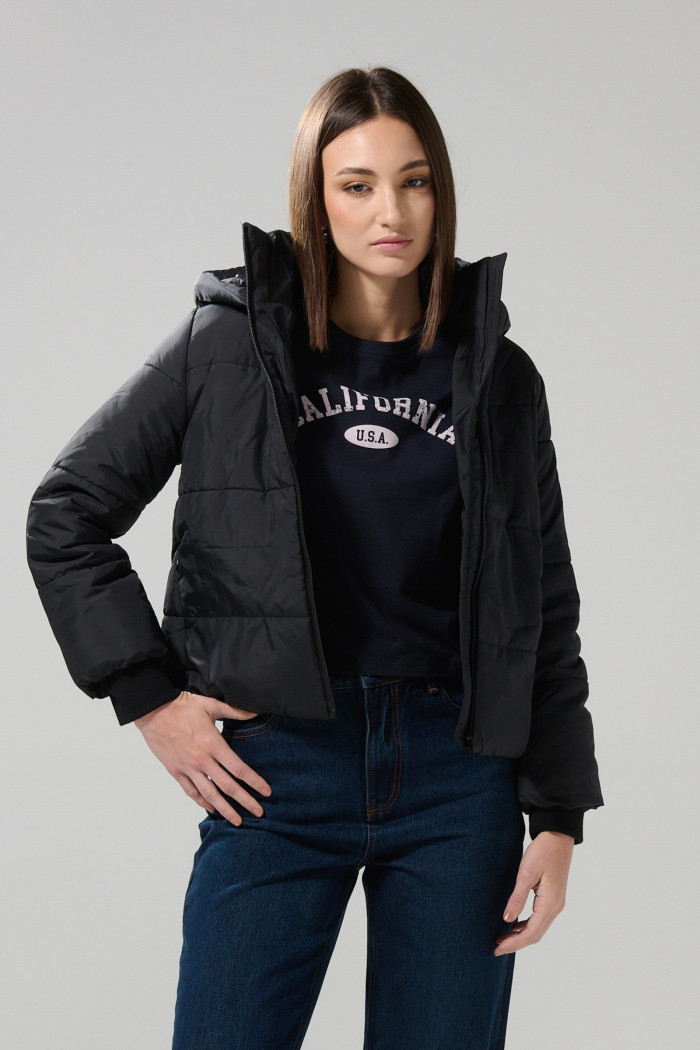 Chaqueta con capota acolchada unicolor y cremallera