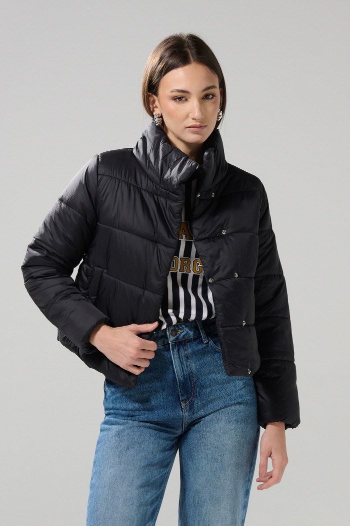 Chaqueta acolchada con cuello alto y broches unicolor