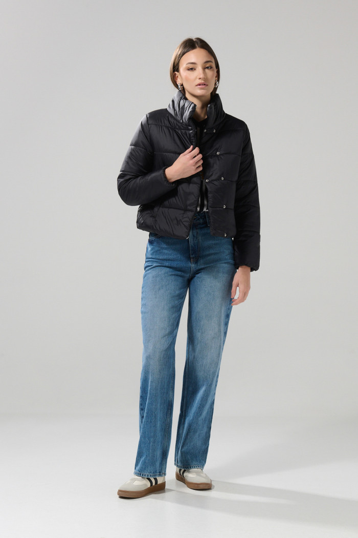 Chaqueta acolchada con cuello alto y broches unicolor