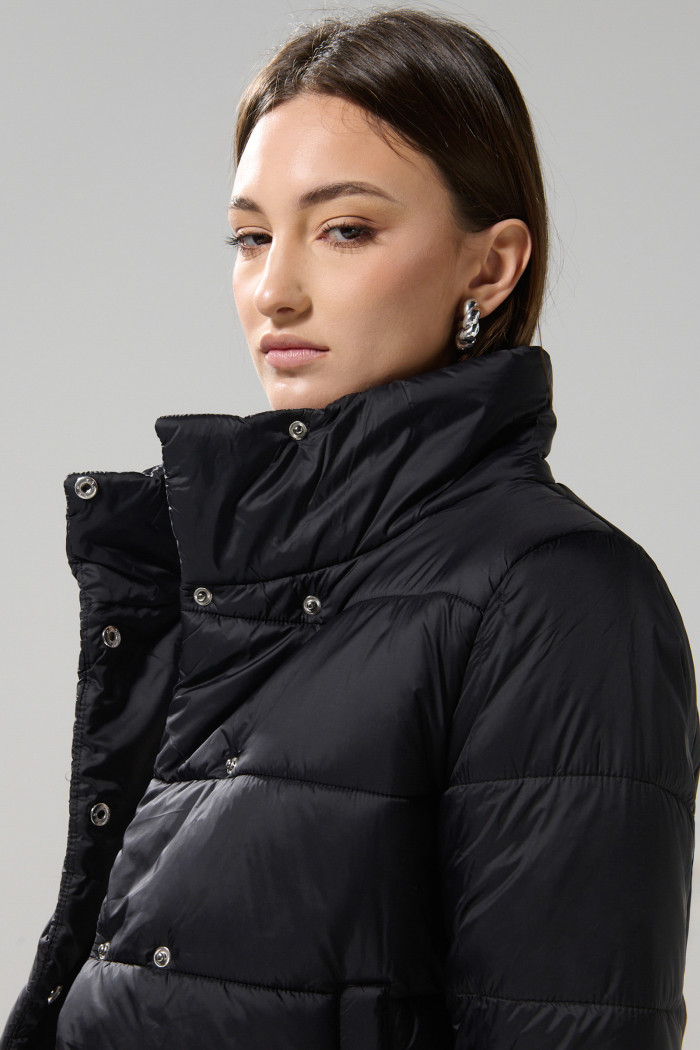 Chaqueta acolchada con cuello alto y broches unicolor