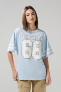 Camiseta oversize azul cuello redondo con diseño college