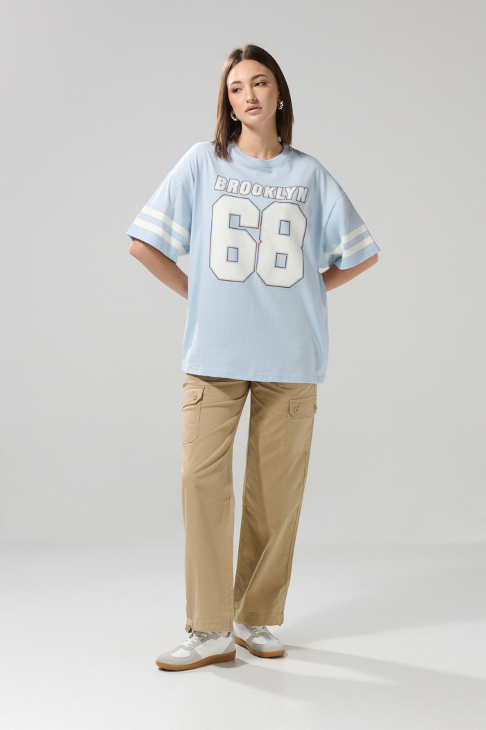 Camiseta oversize azul cuello redondo con diseño college