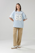 Camiseta oversize azul cuello redondo con diseño college