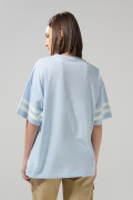 Camiseta oversize azul cuello redondo con diseño college
