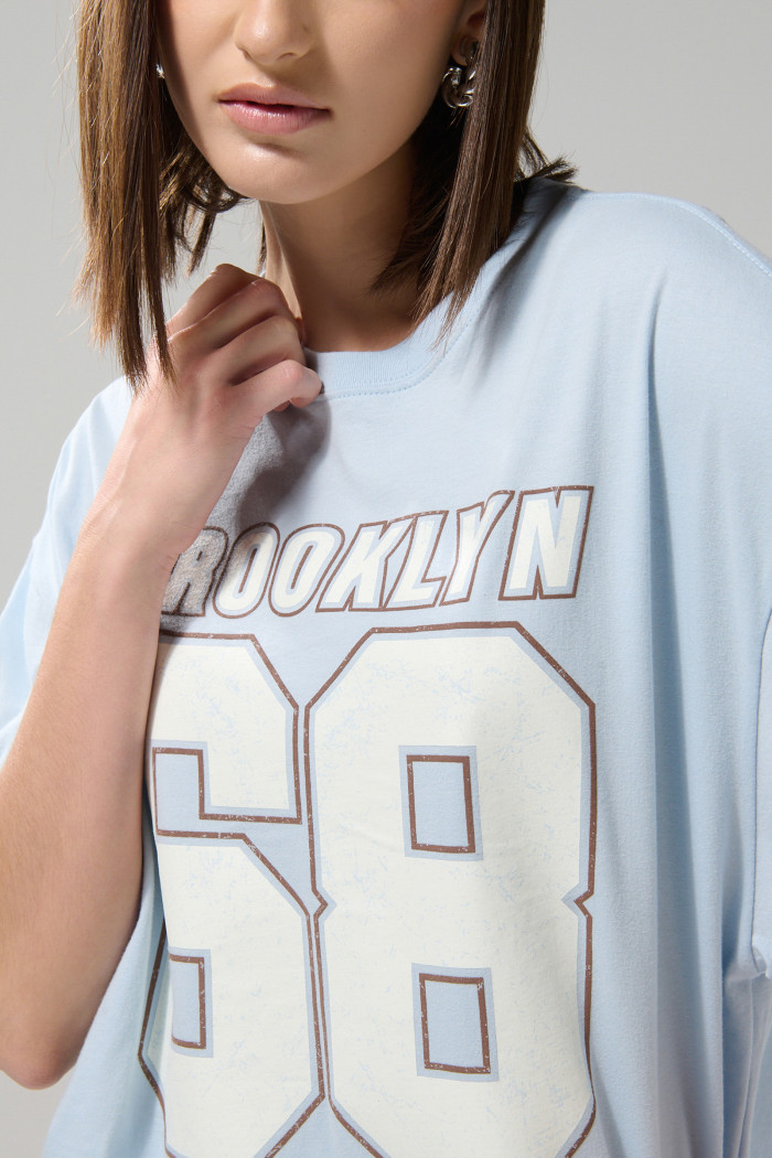 Camiseta oversize azul cuello redondo con diseño college