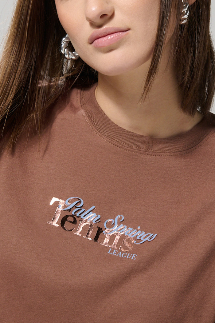 Camiseta café medio oversize manga corta con artes college