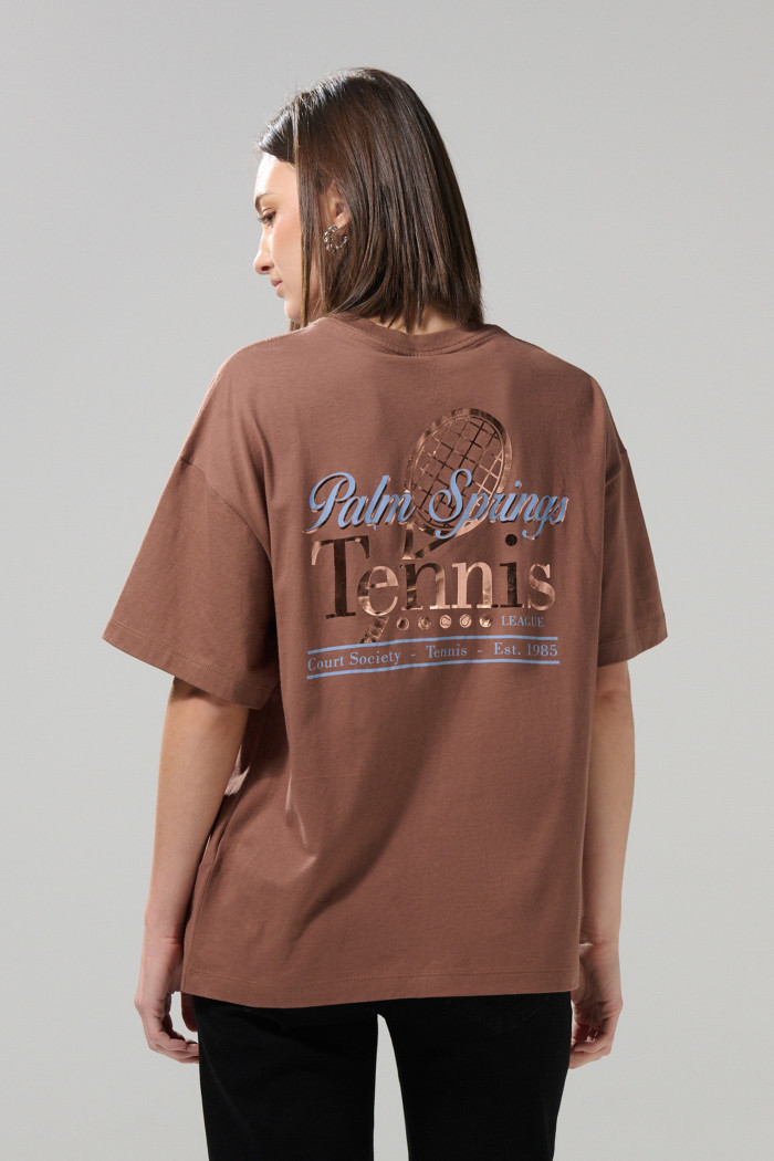 Camiseta café medio oversize manga corta con artes college