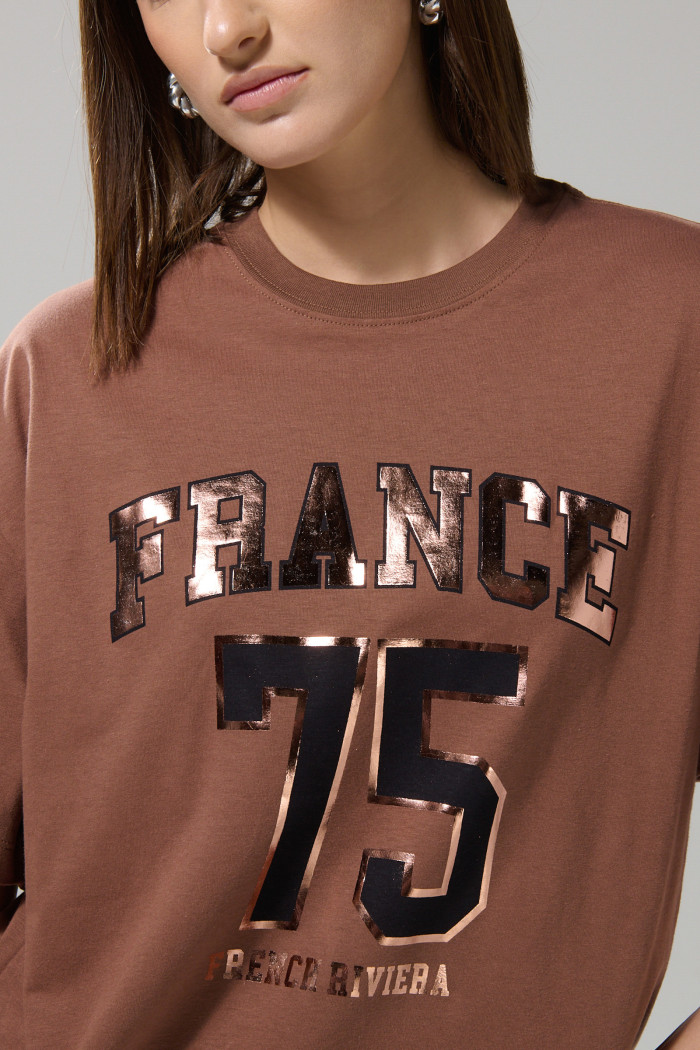 Camiseta oversize college café medio con cuello redondo