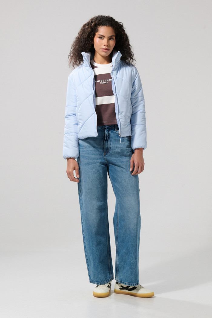 Chaqueta cuello alto acolchada azul clara con bolsillos