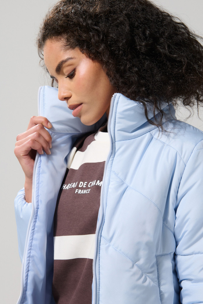 Chaqueta cuello alto acolchada azul clara con bolsillos
