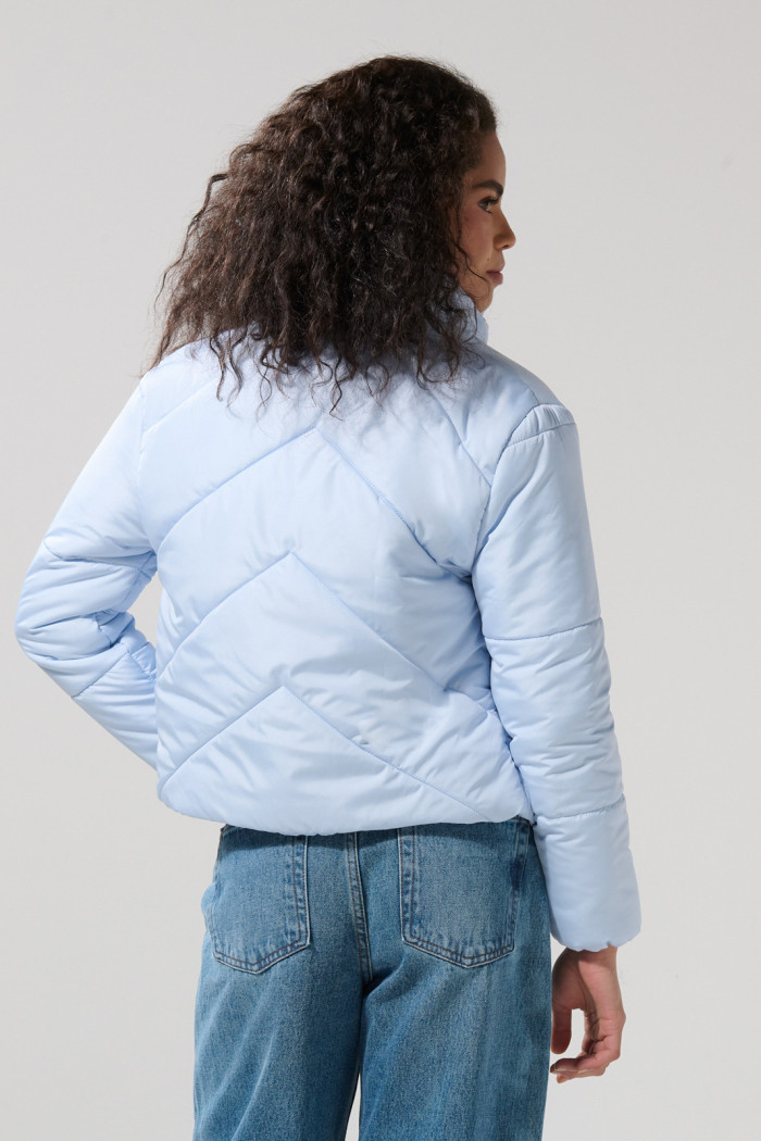 Chaqueta cuello alto acolchada azul clara con bolsillos