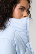Chaqueta cuello alto acolchada azul clara con bolsillos