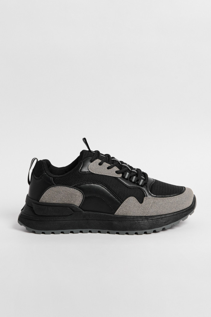 Tenis negros de plataforma con cortes grises en contraste