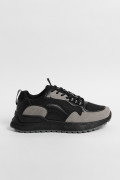 Tenis negros de plataforma con cortes grises en contraste