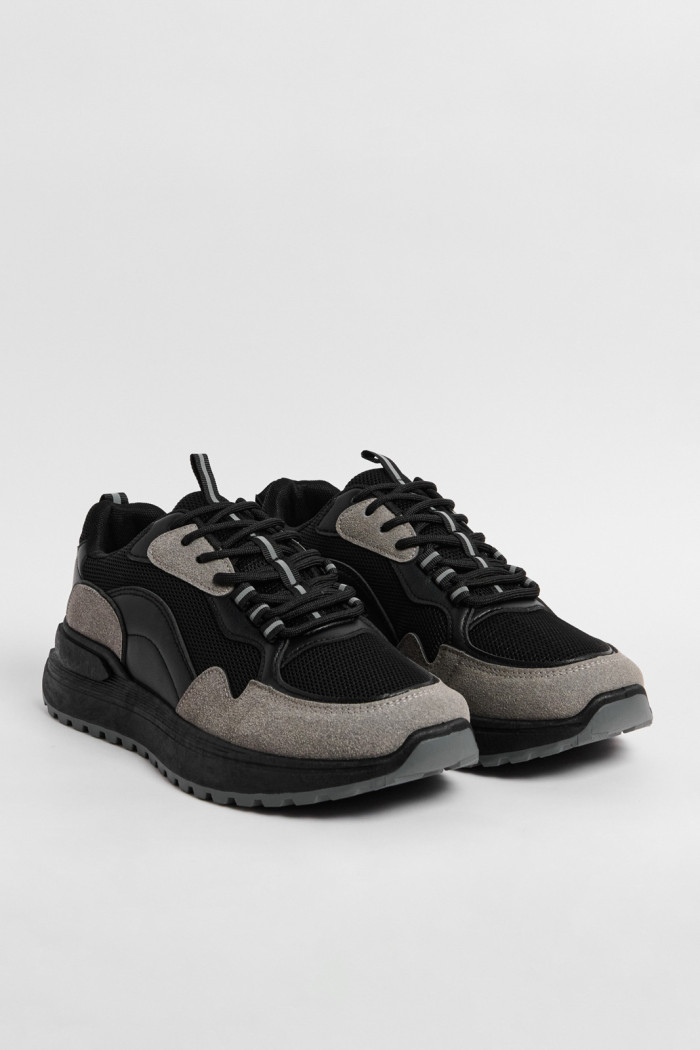 Tenis negros de plataforma con cortes grises en contraste
