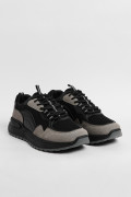 Tenis negros de plataforma con cortes grises en contraste