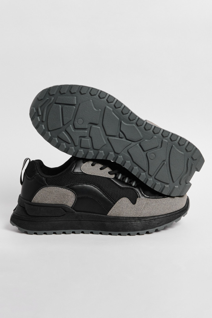 Tenis negros de plataforma con cortes grises en contraste