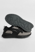 Tenis negros de plataforma con cortes grises en contraste