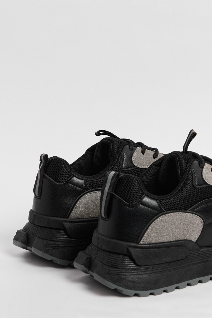 Tenis negros de plataforma con cortes grises en contraste