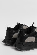 Tenis negros de plataforma con cortes grises en contraste