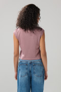 Camiseta rosada con arte college y manga ranglan corta
