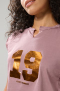 Camiseta rosada con arte college y manga ranglan corta