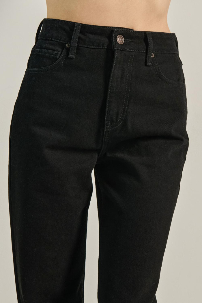 Jean tiro alto 90´S negro con bolsillos y bota recta