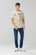 Camiseta cuello redondo kaki clara con arte de One Piece