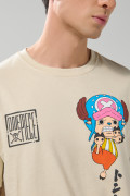 Camiseta cuello redondo kaki clara con arte de One Piece