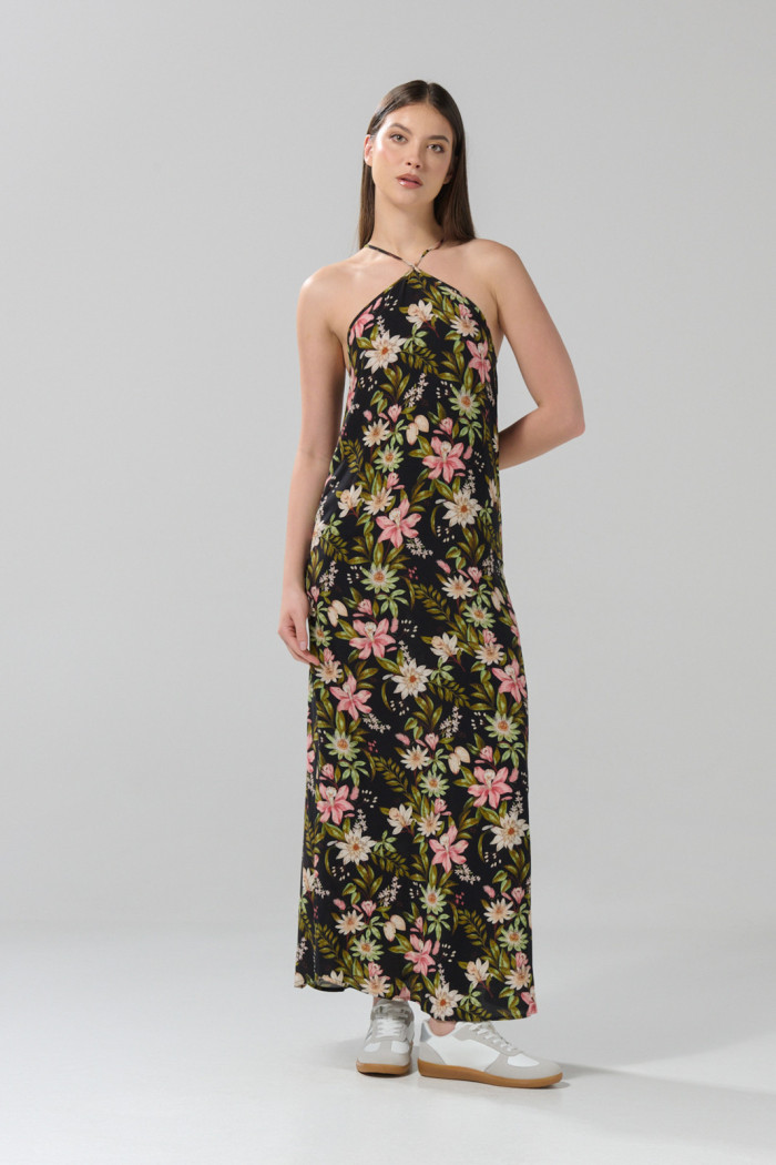 Vestido largo negro con diseños de flores y manga sisa