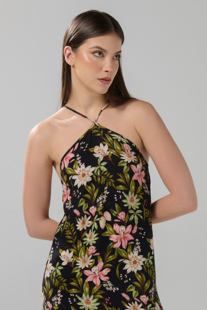 Vestido largo negro con diseños de flores y manga sisa