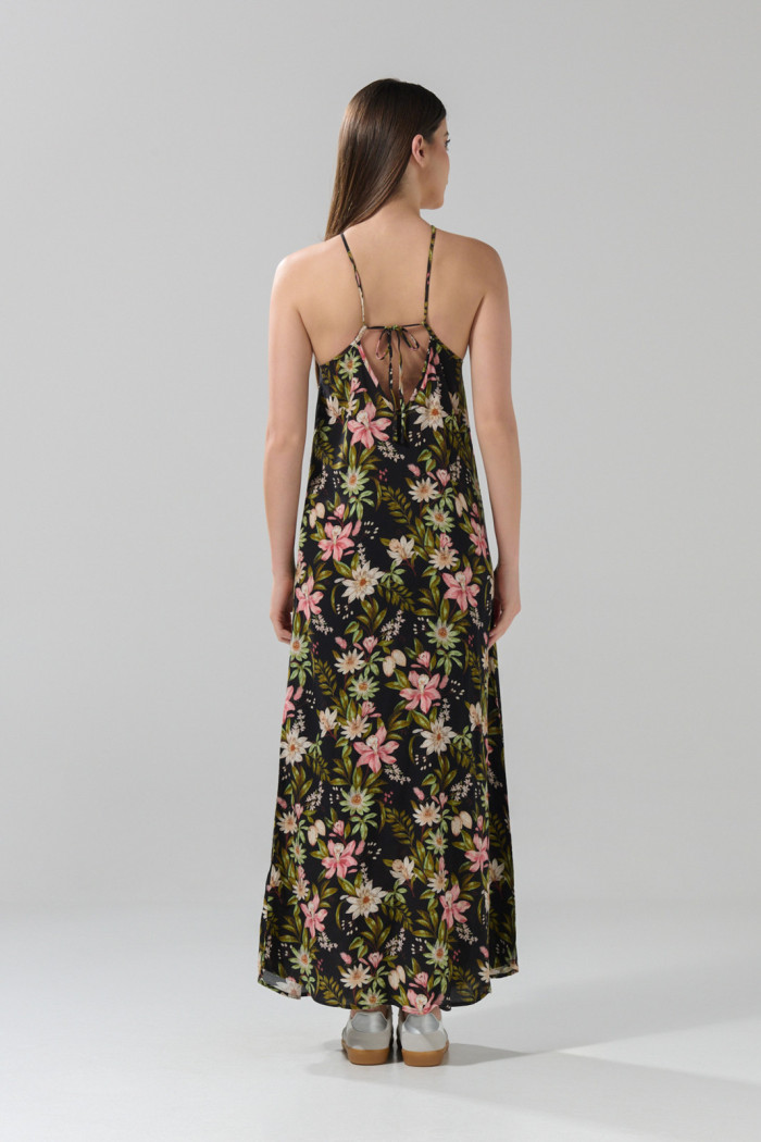 Vestido largo negro con diseños de flores y manga sisa