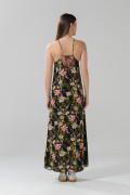 Vestido largo negro con diseños de flores y manga sisa