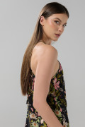 Vestido largo negro con diseños de flores y manga sisa